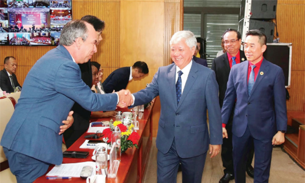 El miembro del Buro Politico el Secretario del Comite Central del Partido el Presidente del Comite Central del Frente de la Patria de Vietnam Do Van Chien (centro) en la ceremonia de lanzamiento nacional del Programa de Movilizacion para Apoyar al Pueblo de Cuba agosto de 2025. Foto: MTTQ