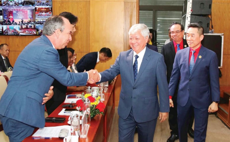 Member of the Politburo, Secretary of the Party Central Committee, Chairman of the Central Committee of the Vietnam Fatherland Front Do Van Chien (middle) at the National Launching Ceremony of the Campaign to Support the Cuban People, August 2025. Photo: Vietnam Fatherland Front