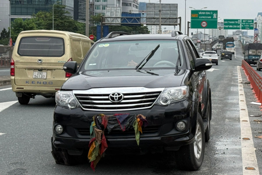 Xe oto di nguoc chieu len cau vuot Mai Dich. Anh: The Ky