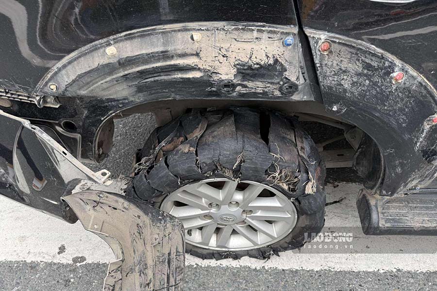 2 banh phia ben phu bi no lop. Anh: The Ky