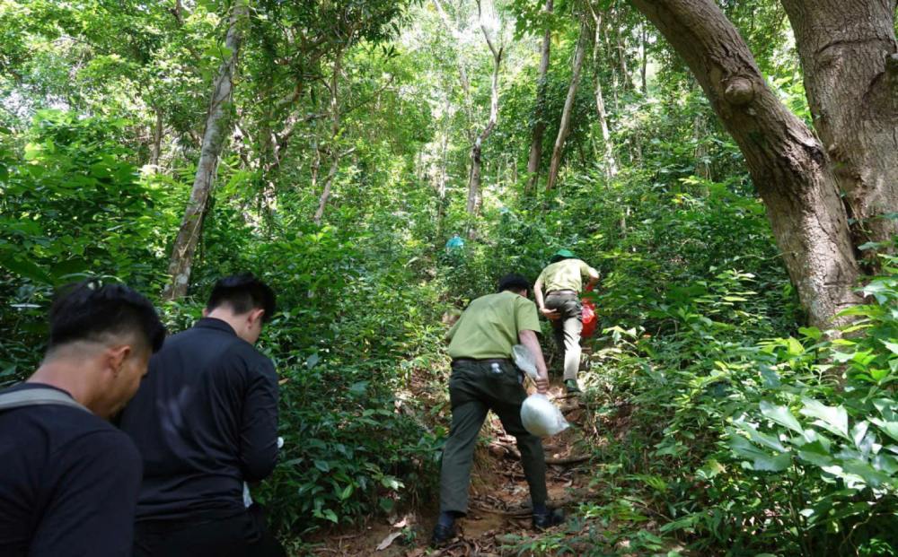Duong len dinh Ong Rong kha tron truot, kho di. Anh: Kiem lam cung cap