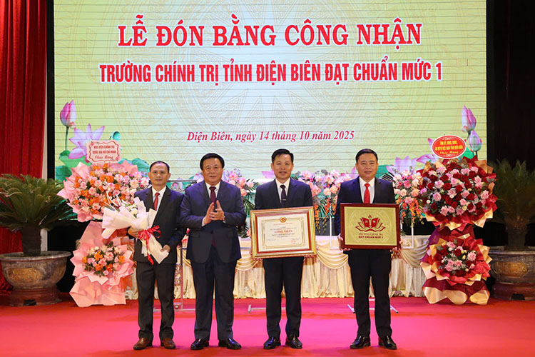 El director de la Academia Nacional de Politica Ho Chi Minh Nguyen Xuan Thang entrega el Certificado de Reconocimiento de la Escuela de Politica de la provincia de Dien Bien alcanzando el estandar 1. Foto: Thanh Binh