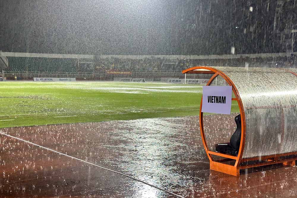 통일 경기장에 폭우가 내려 네팔과 베트남 대표팀 간의 경기가 연기되었습니다. 사진: Thanh Vu