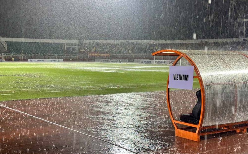 Thong Nhat Stadium experienced heavy rain, causing the match between Nepal and Vietnam to be postponed. Photo: Thanh Vu