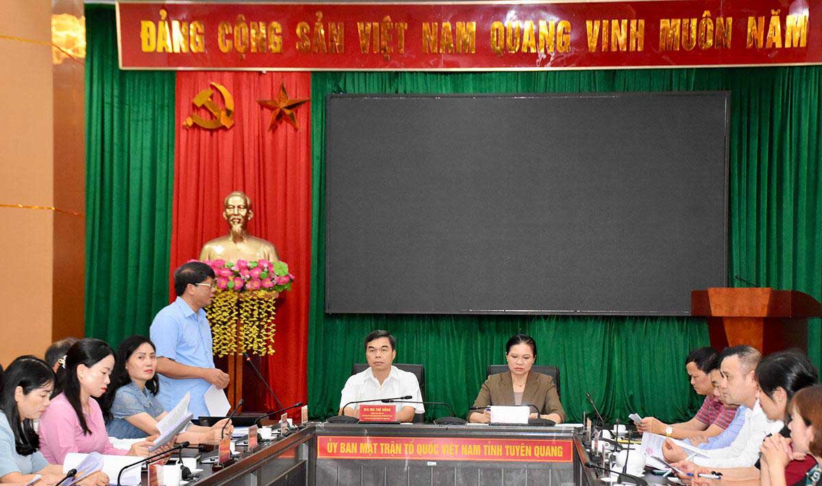 La Vicepresidenta del Comite Central del Frente de la Patria de Vietnam Ha Thi Nga trabaja con el Comite del Frente de la Patria de la provincia de Tuyen Quang. Foto: Hoang Trang.