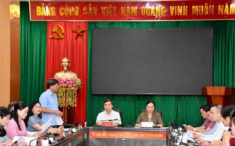 Vice Chairwoman of the Central Committee of the Vietnam Fatherland Front Ha Thi Nga worked with the Vietnam Fatherland Front Committee of Tuyen Quang province. Photo: Hoang Trang.
