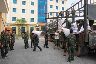 Cán bộ, công chức Chi cục Dự trữ Nhà nước khu vực I vận chuyển thiết bị cứu trợ lên phương tiện vận chuyển hỗ trợ nhân dân các tỉnh phía Bắc chịu nhiều thiệt hại do thiên tai. Ảnh Phương Hà