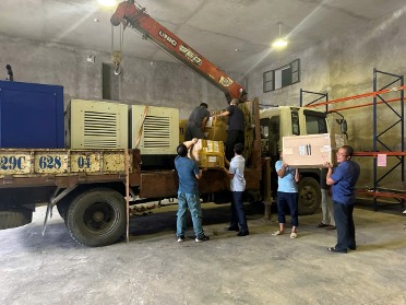 Can bo, cong chuc Chi cuc Du tru Nha nuoc khu vuc I van chuyen thiet bi cuu tro len phuong tien van chuyen ho tro nhan dan cac tinh phia Bac. Anh Phuong Ha