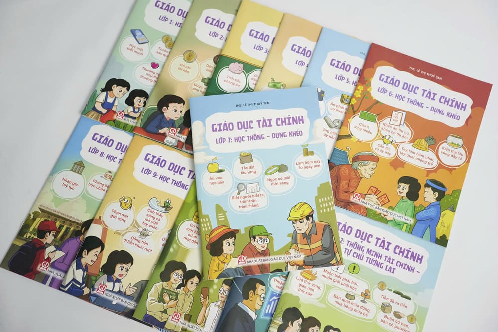 The book series "Financial Education" is officially launched to Vietnamese readers. Photo: Publishing House