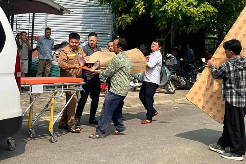 Thi thể nam thanh niên tử tử ở Lào Cai được bàn giao về cho gia đình lo hậu sự. Ảnh: Người dân cung cấp