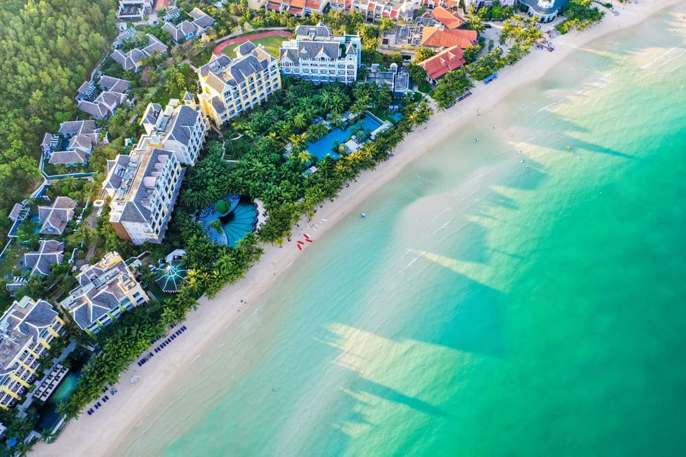 JW Marriott Phu Quoc Emerald Bay Resort nhận 2 giải thưởng lớn: Khu nghỉ dưỡng & spa sang trọng hàng đầu châu Á 2025, Khu nghỉ dưỡng tiệc cưới sang trọng hàng đầu châu Á 2025. 