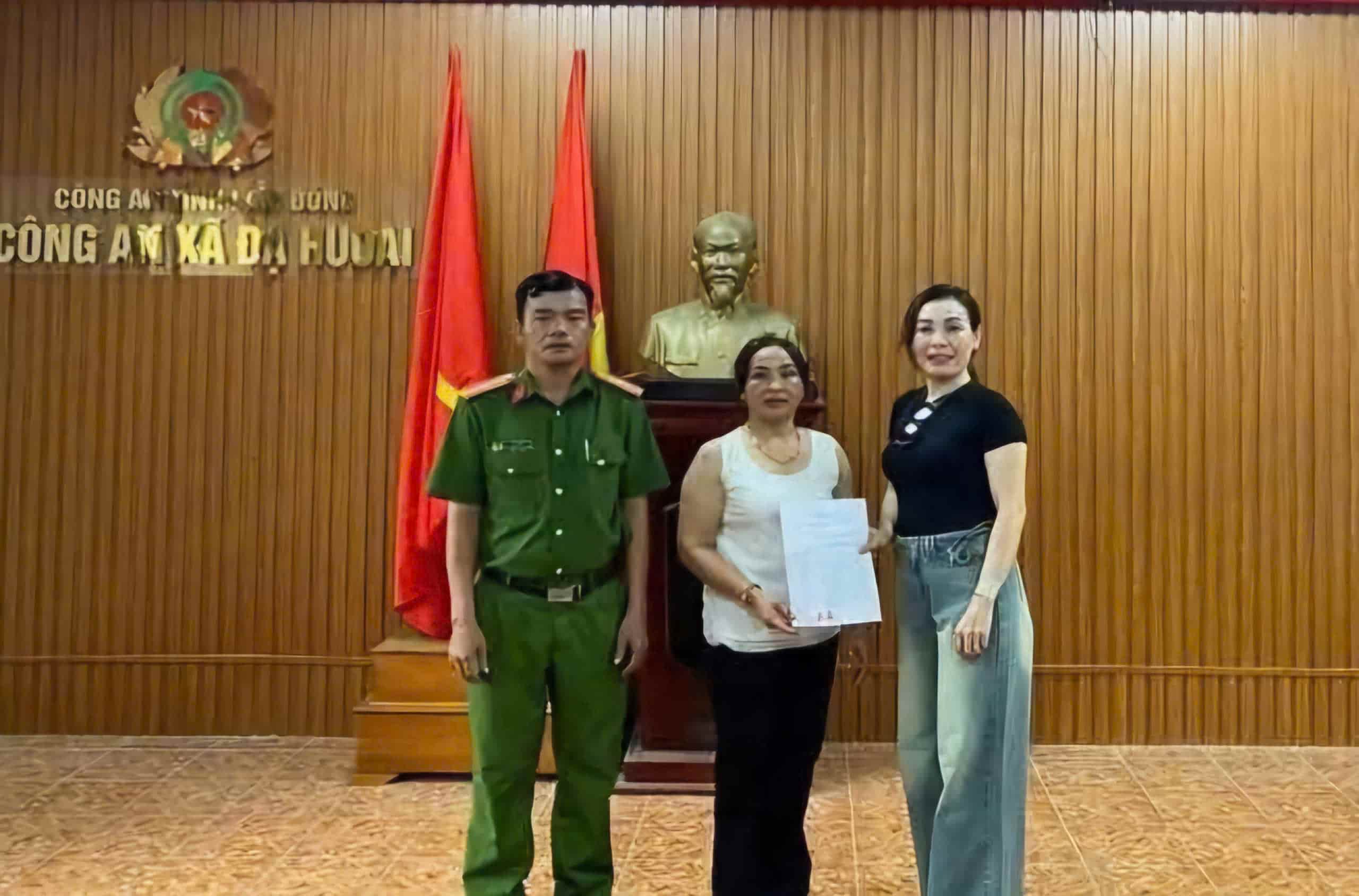 La policia de la comuna de Da Huoai (Lam Dong) en coordinacion con la Sra. Hoa devolvio 100 millones de VND transferidos por error a la Sra. Nhung. Foto: proporcionada por la policia