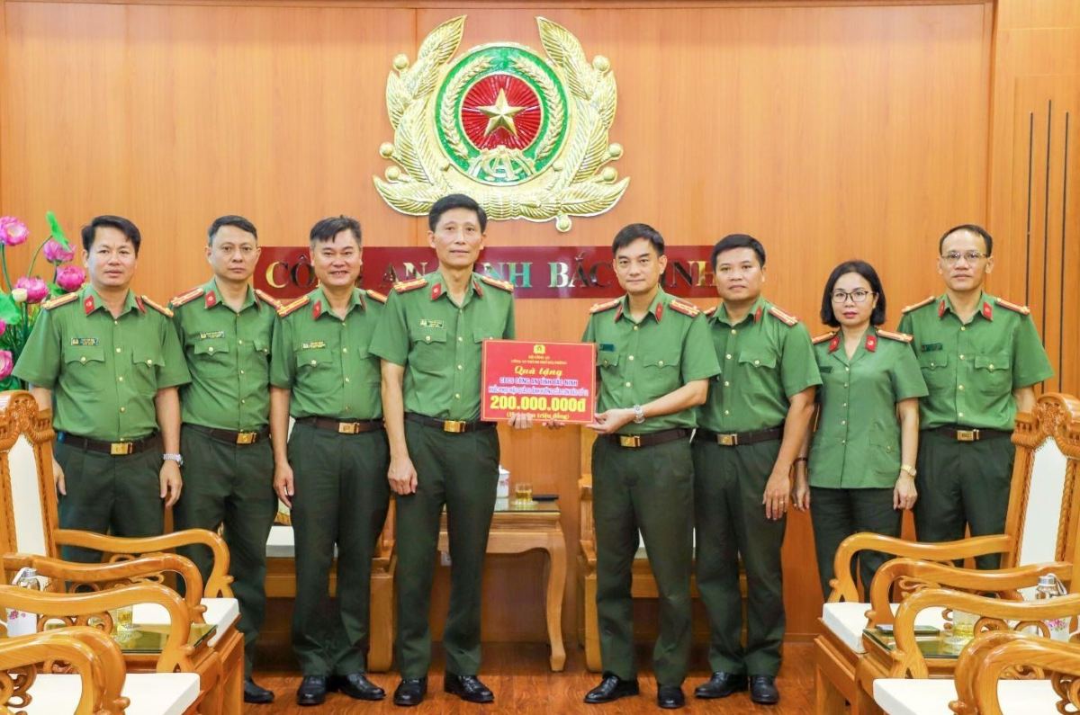 El coronel Pham Viet Dung subdirector de la Policia de la ciudad de Hai Phong entrega 200 millones de dolares en ayuda a la Policia Provincial de Bac Ninh. Foto: Policia de la ciudad de Hai Phong