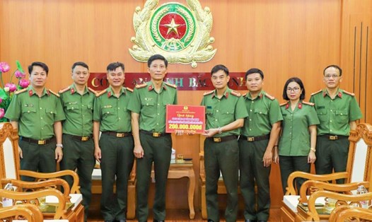 Đại tá Phạm Viết Dũng, Phó Giám đốc Công an thành phố Hải Phòng trao tặng 200 triệu đồng hỗ trợ Công an tỉnh Bắc Ninh. Ảnh: Công an TP Hải Phòng