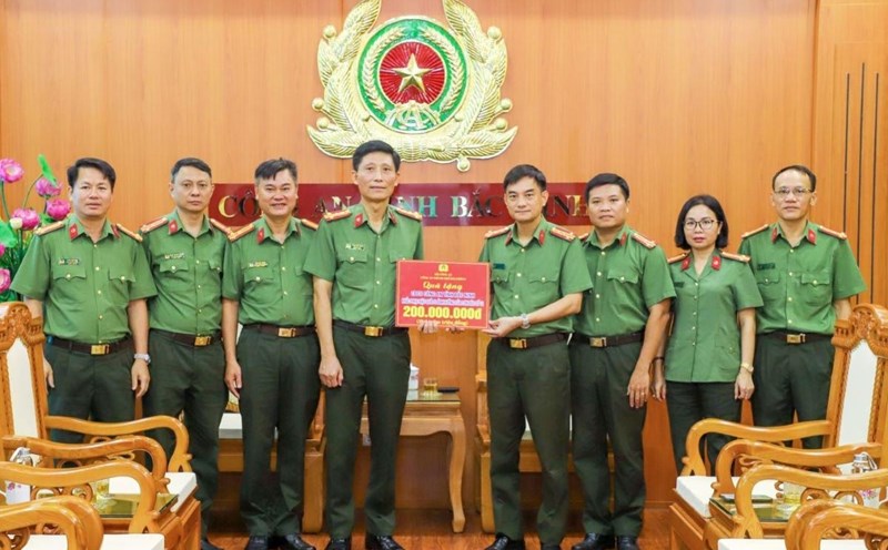 El coronel Pham Viet Dung subdirector de la Policia de la ciudad de Hai Phong entrega 200 millones de dolares en ayuda a la Policia Provincial de Bac Ninh. Foto: Policia de la ciudad de Hai Phong