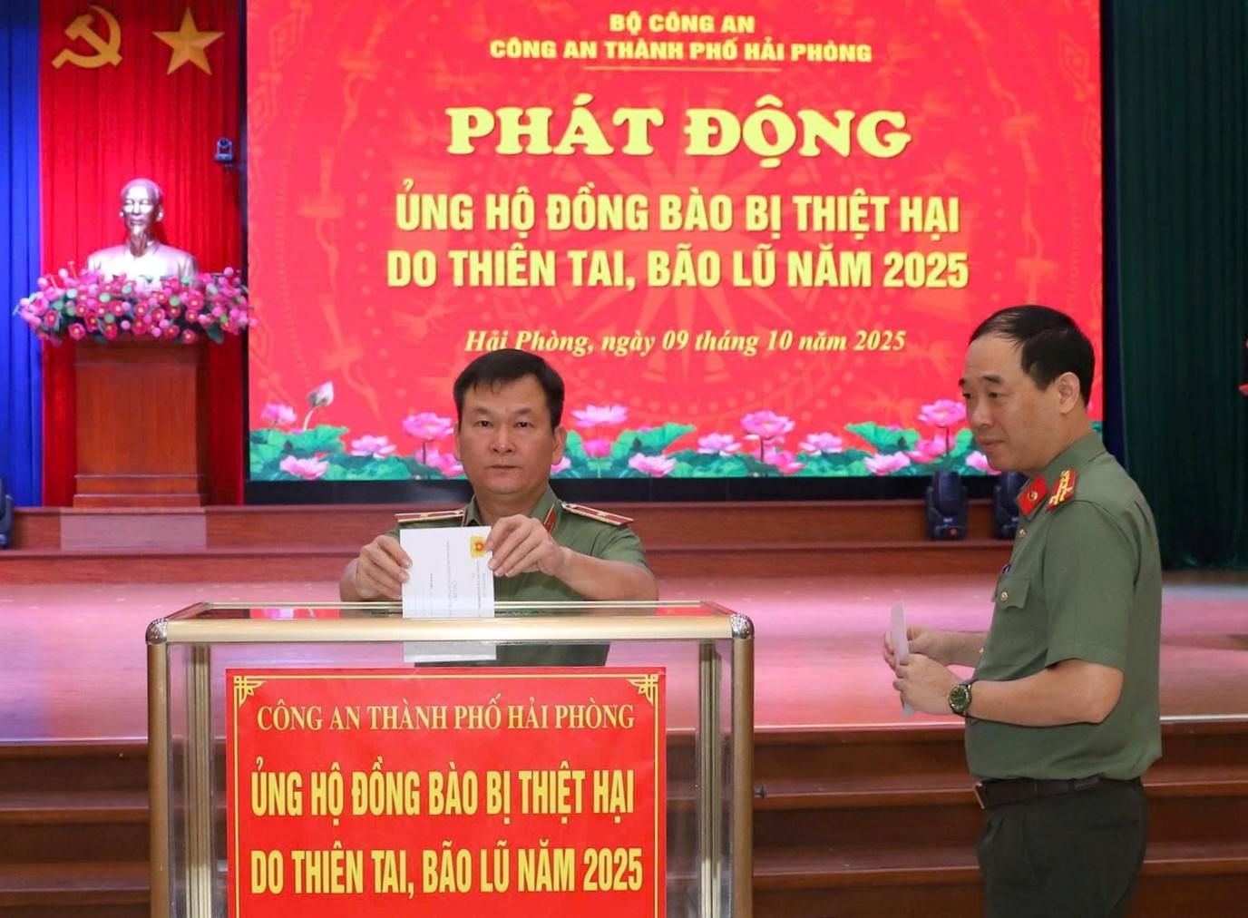 Truoc do, ngay 9.10, Thieu tuong Bui Quang Binh, Giam doc Cong an thanh pho phat dong ung ho dong bao va can bo, chien si cong an cac dia phuong vung bi thiet hai do thien tai bao lu. Ảnh: Cong an TP Hai Phong
