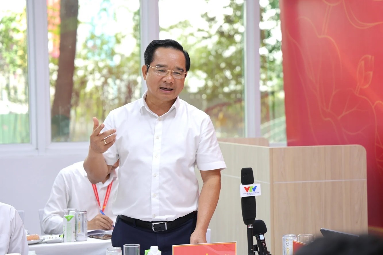 Chu tich UBND TPHCM Nguyen Van Duoc phat bieu tai thao luan to. Anh: Le Thoa