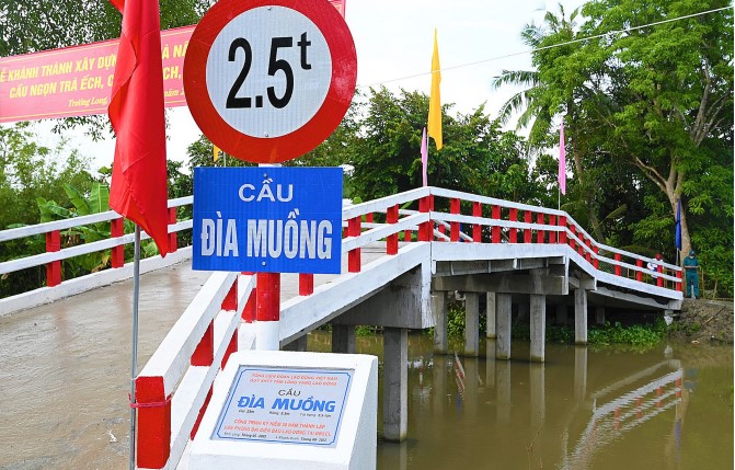 Dia Muong Bridge (Can Tho City) was built with support from the Golden Heart Social Charity Fund. Photo: NAN NAN