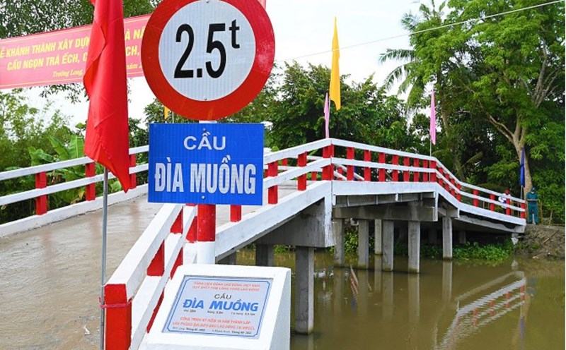 Dia Muong Bridge (Can Tho City) was built with support from the Golden Heart Social Charity Fund. Photo: NAN NAN