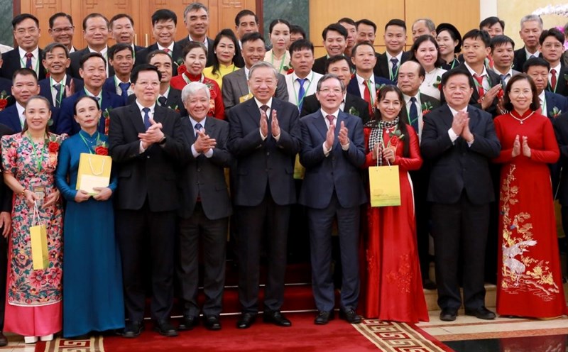 General Secretary To Lam, leaders of the Party, State and delegates took a souvenir photo. Photo: Hien Hoa