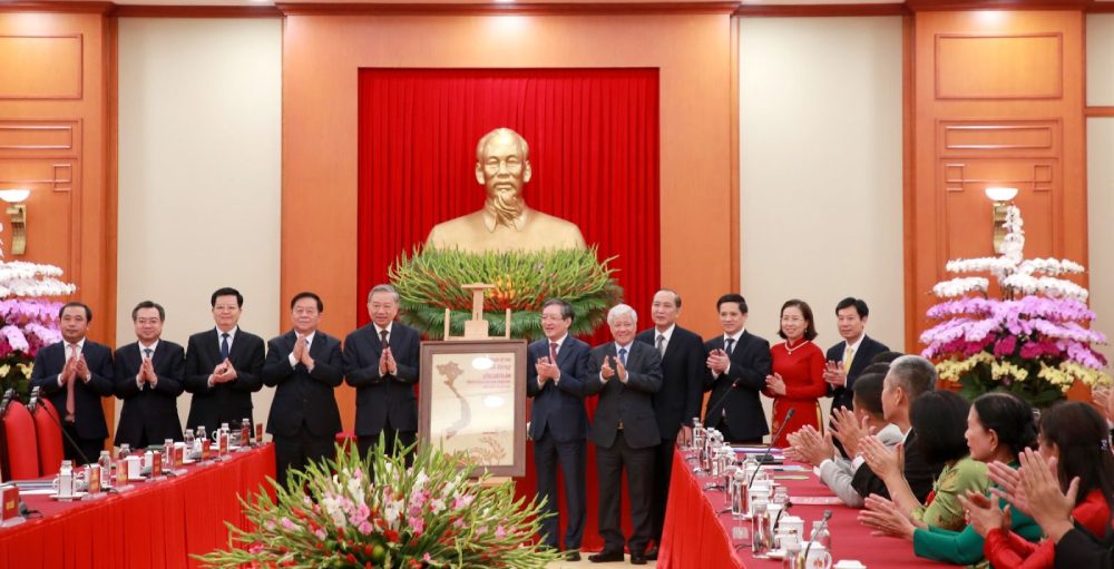 Tong Bi thu To Lam nhan qua luu niem tu nong dan Viet Nam. Day la buc tranh ban do Viet Nam lam tu nong san. Anh: Hien Hoa