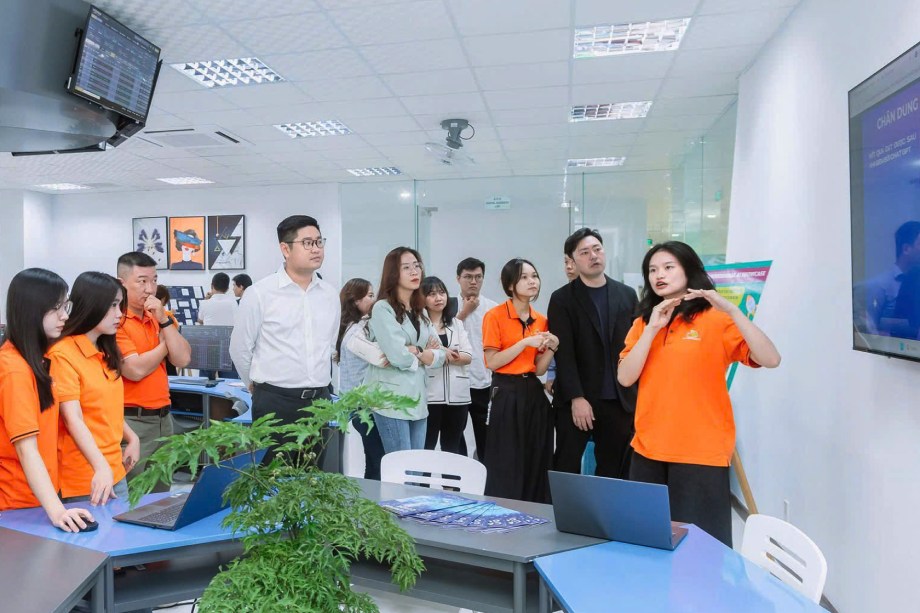 Ong Vu Hong Quan gop y de an tot nghiep cua cac nhom sinh vien FPT University Quy Nhon. Anh: Hoai Phuong