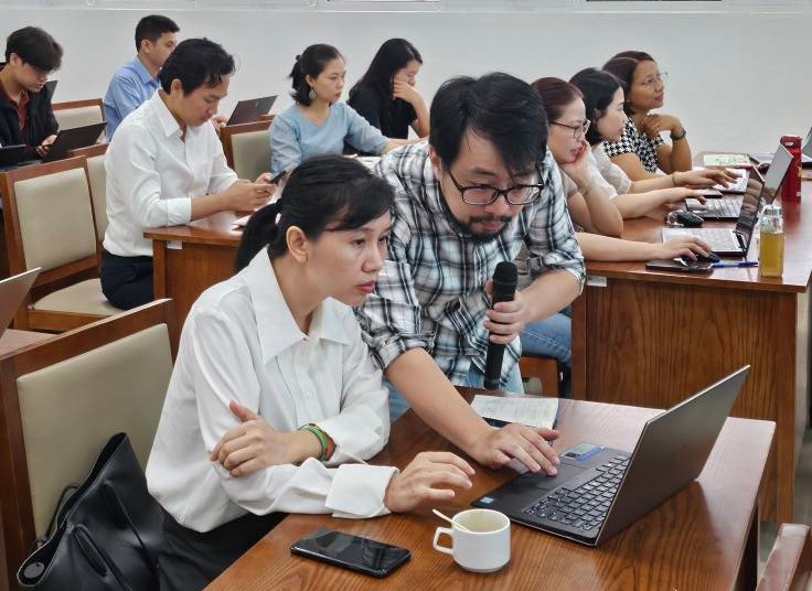 1. Ong Nguyen Phong Anh huong dan giang vien ung dung AI. Anh: Nhan vat cung cap