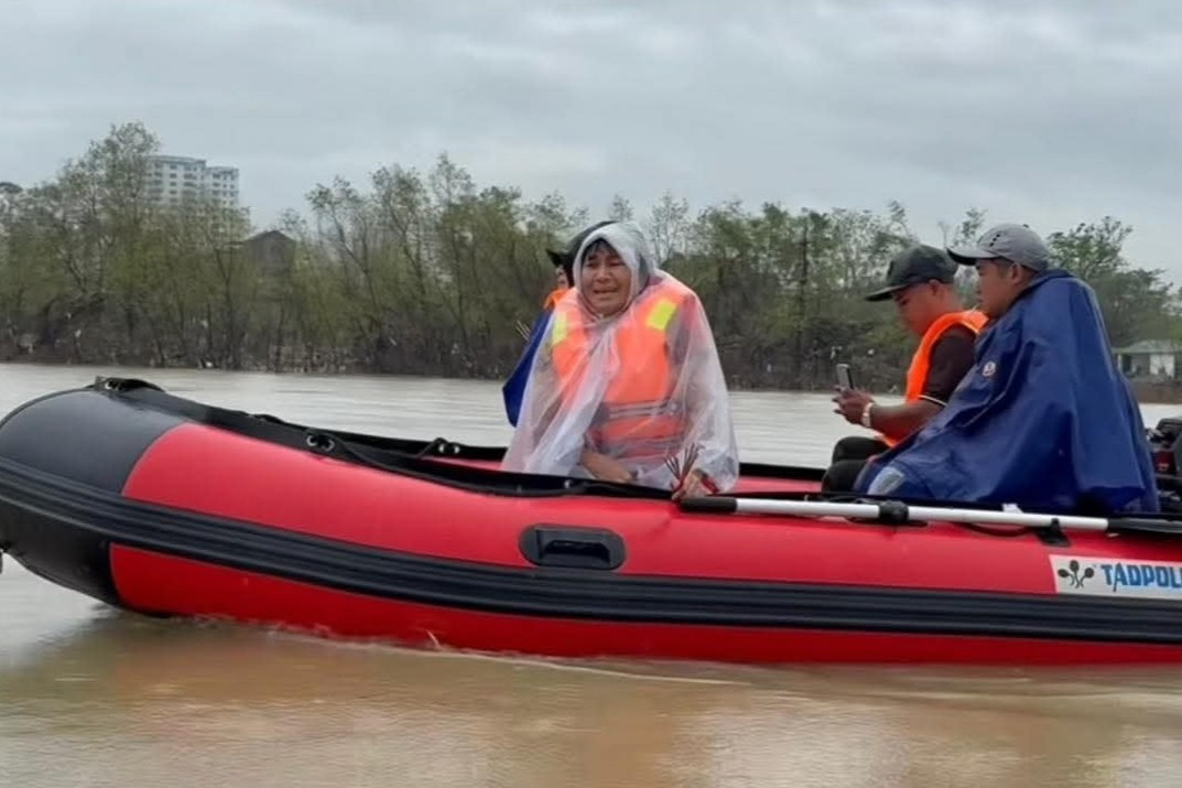 The victims' families cried as they cried after many hours had passed and there were still no traces of the victims jumping off Ben Thuy Bridge. Photo: Ngoc Anh