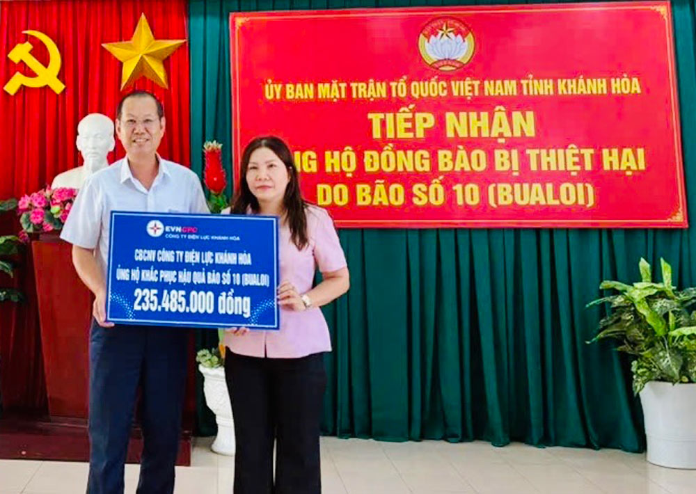 Khanh Hoa Power Company under EVNCPC supports people affected by storms and floods. Photo: EVNCPC