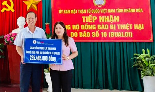 Công ty Điện lực Khánh Hòa thuộc EVNCPC ủng hộ đồng bào bị ảnh hưởng bão lũ. Ảnh: EVNCPC