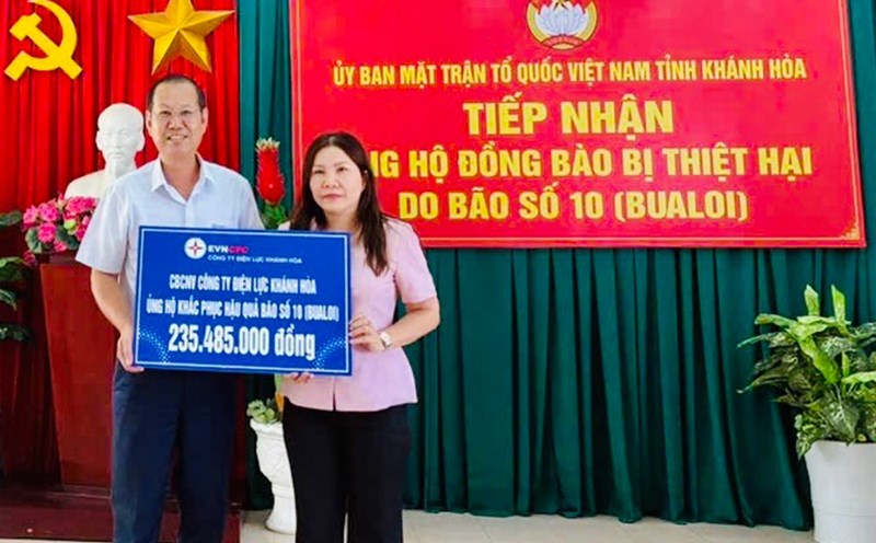 Khanh Hoa Power Company under EVNCPC supports people affected by storms and floods. Photo: EVNCPC