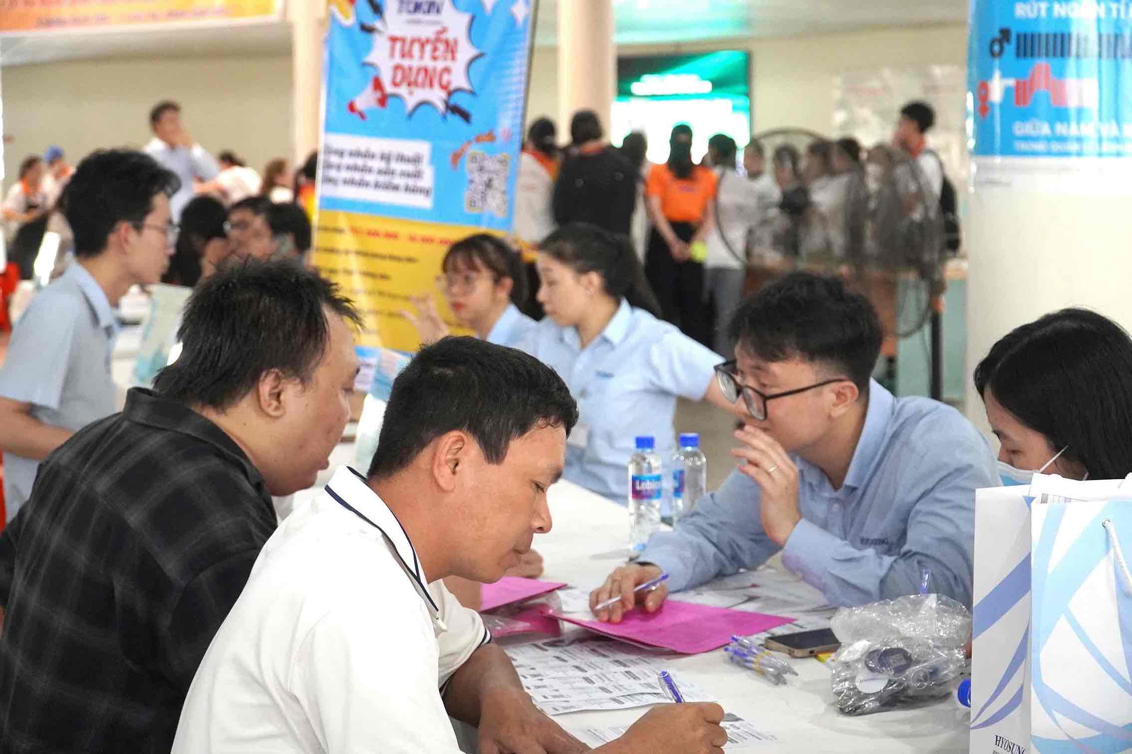 Workers seeking job opportunities at Dong Nai Job Exchange. Documentary photo: HAC