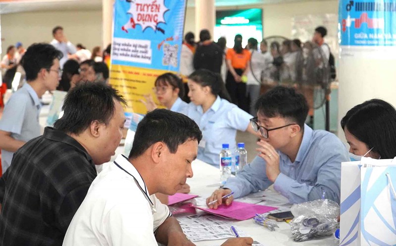 Workers seeking job opportunities at Dong Nai Job Exchange. Documentary photo: HAC
