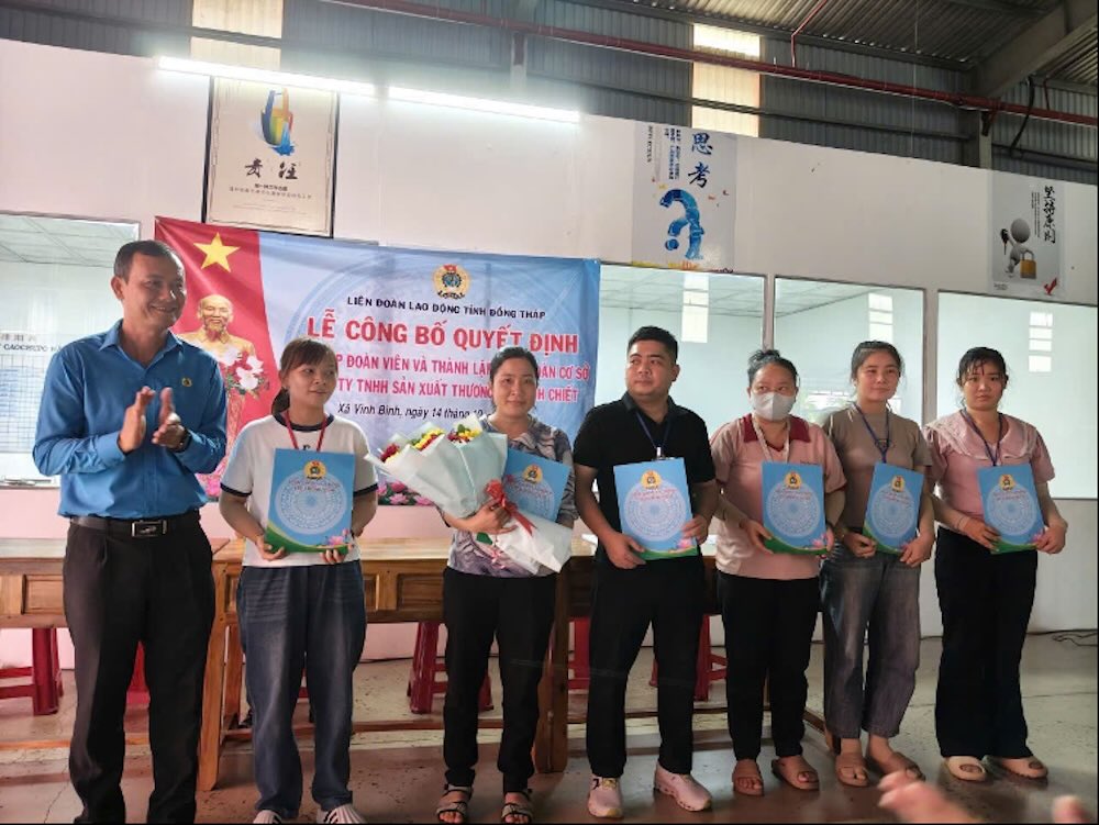 Ong Hoang Khac Tinh – Pho Chu tich Thuong truc Lien doan Lao dong tinh Dong Thap trao quyet dinh cho Ban Chap hanh Cong doan co so lam thoi. Anh: Luu Hung.