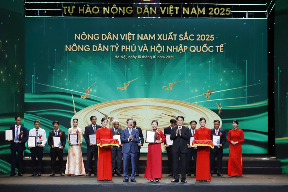 Dong chi Luong Cuong, Uy vien Bo Chinh tri, Chu tich Nuoc CHXHCN Viet Nam va dong chi Luong Quoc Doan, Uy vien Trung uong Dang, Pho Chu tich Uy ban Mat tran To quoc Viet Nam, Bi thu Dang uy, Chu tich BCH TU Hoi Nong dan Viet Nam trao danh hieu nong dan Viet Nam xuat sac 2025 la Nhom “Nhung nong dan ty phu va Hoi nhap quoc te“. Anh...