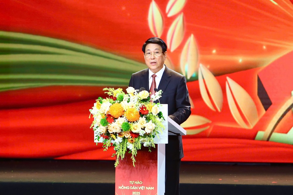 Comrade Luong Cuong, Politburo member, President, spoke at the ceremony to honor 63 outstanding Vietnamese farmers, awarding titles to 32 scientists of the farmers in 2025. Photo: Pham Hung