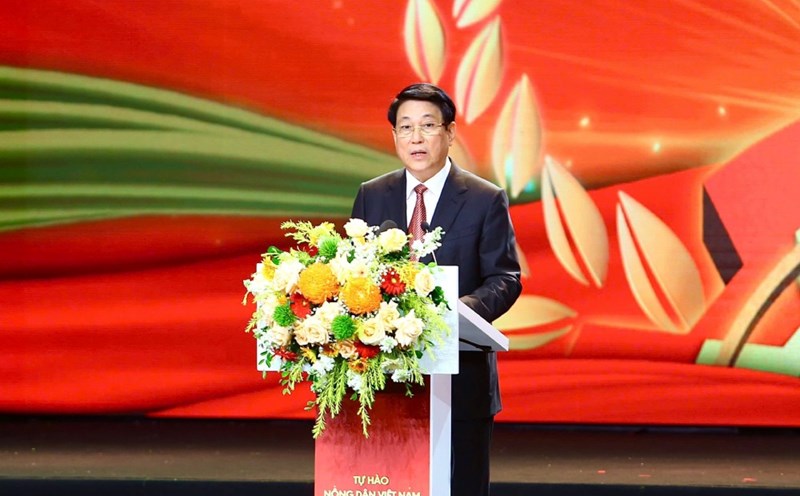 Comrade Luong Cuong, Politburo member, President, spoke at the ceremony to honor 63 outstanding Vietnamese farmers, awarding titles to 32 scientists of the farmers in 2025. Photo: Pham Hung