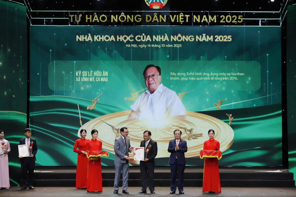Dong chi Le Minh Hoan, Uy vien Trung uong Dang, Pho Chu tich Quoc hoi nuoc CHXHCN Viet Nam va dong chi Nguyen Dinh Khang, Uy vien Trung uong Dang, Pho Chu tich Uy ban Trung uong MTTQ Viet Nam, Bi thu Dang uy, Chu tich Tong Lien doan Lao dong Viet Nam trao bieu trung va chung nhan cho nhung nha khoa hoc cua nha nong duoc vinh danh. Anh...