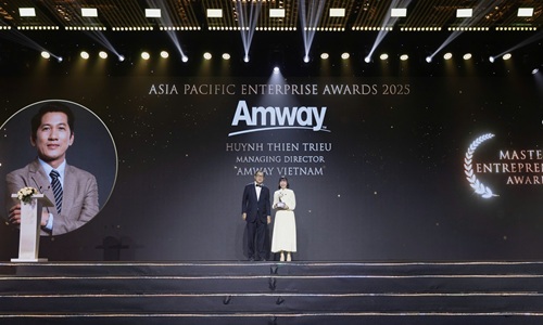 Ba Nguyen Thi Le Uyen - Giam doc Kinh doanh va Huan luyen Toan quoc thay mat Ong Huynh Thien Trieu - Tong Giam doc Amway Viet Nam nhan giai thuong tu Ban to chuc. Anh: Amway