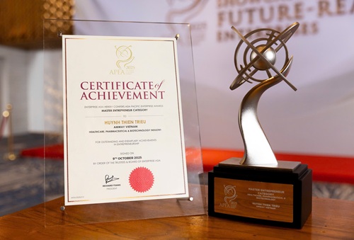 El Director General de Amway Vietnam tiene el honor de recibir el Premio de Empresarios Destacados de Asia 2025. Foto: Amway