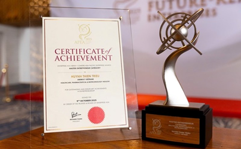 Amway Vietnam General Director was honored to receive the 2025 Asian Outstanding Entrepreneurs Award. Photo: Amway