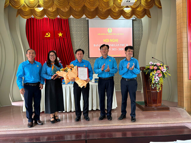 M. Phan Thanh Thai - Vice-president de la Federation du travail de la province de Lam Dong est nomme president du Comite d'inspection du syndicat provincial pour le mandat 2023-2028. Photo : Le Hung