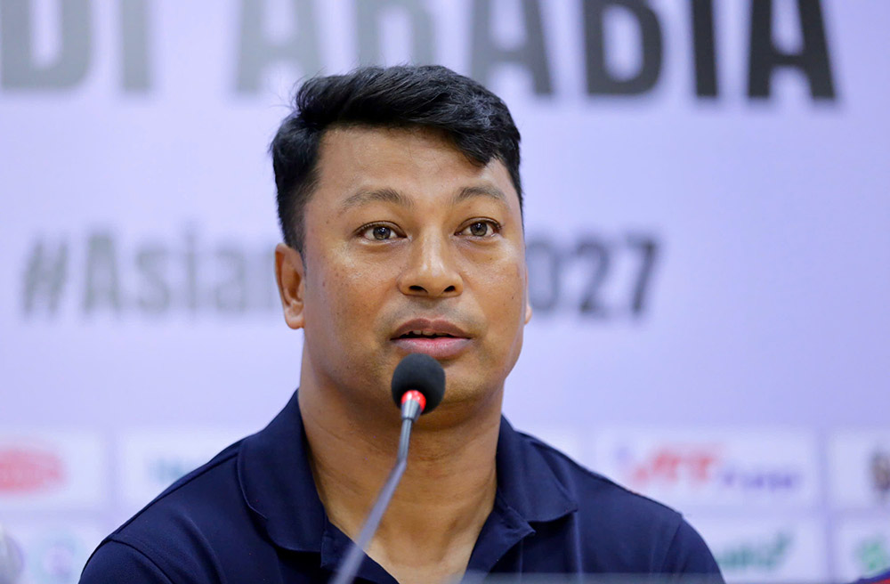 네팔 대표팀의 살리안 카지 코치가 베트남 대표팀과의 경기 후 기자 회견에 참석했습니다. 사진: 탄 부