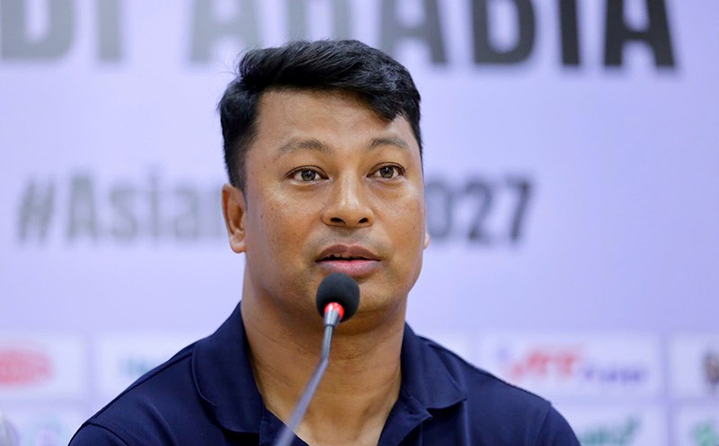 Assistant Salyan Khadgi of the Nepal team attended the press conference after the match with the Vietnam team. Photo: Thanh Vu