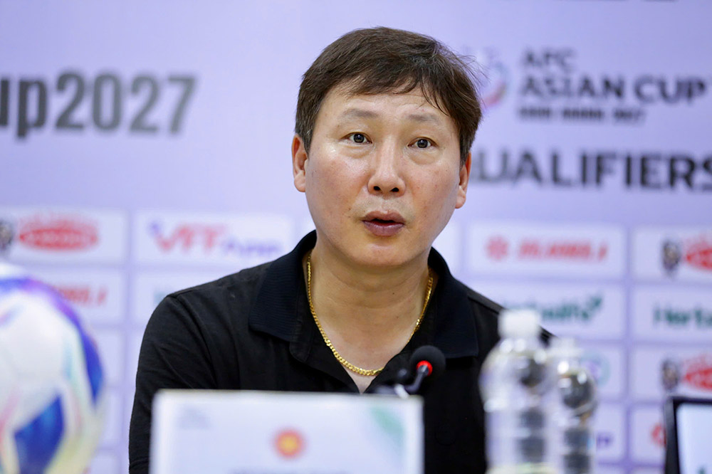 김상식 감독이 베트남 대표팀과의 경기 후 기자 회견에 참석했습니다. 사진: 탄 부