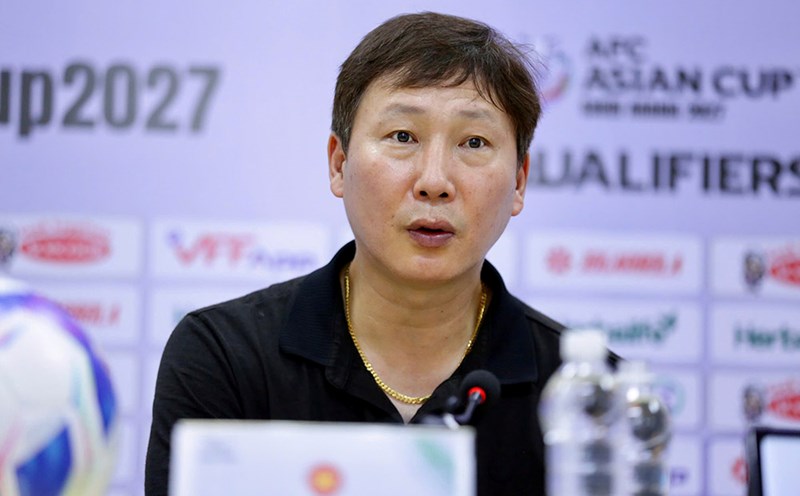 Coach Kim Sang-sik attended the press conference after the match with the Vietnam team. Photo: Thanh Vu