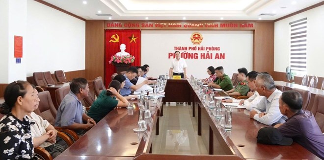 Buoi doi thoai voi 14 ho dan dang su dung dat trong pham vi thu hoi du an Du an Dau tu xay dung duong Vanh dai 2 doan tuyen Tan Vu - Hung Dao - Bui Vien. Ảnh: Phuong Hai An, Hai Phong