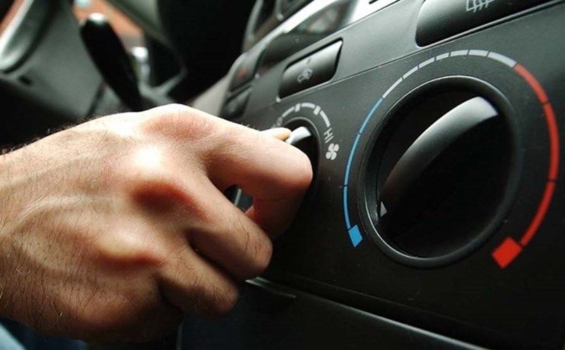Proper car air conditioning maintenance helps keep the car cool. Photo: Phuong Duy