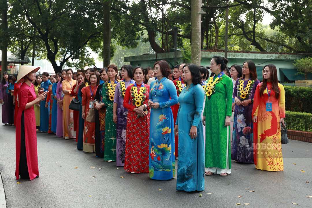 Cac dai bieu tham Khu Di tich Chu tich Ho Chi Minh tai Phu Chu tich. Anh: Hai Nguyen