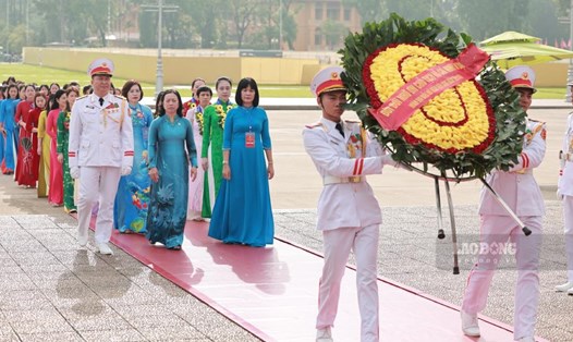 Đoàn đại biểu vào Lăng viếng Chủ tịch Hồ Chí Minh. Ảnh: Hải Nguyễn